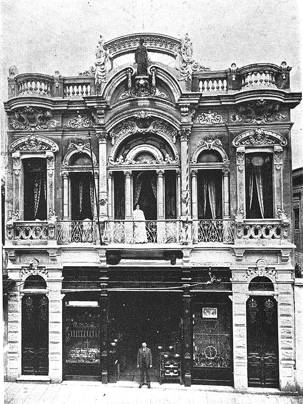 O sobrado sede de nossa empresa, ainda existentes, com os fundadores da Casa da Boia à frente, no ano de 1910.