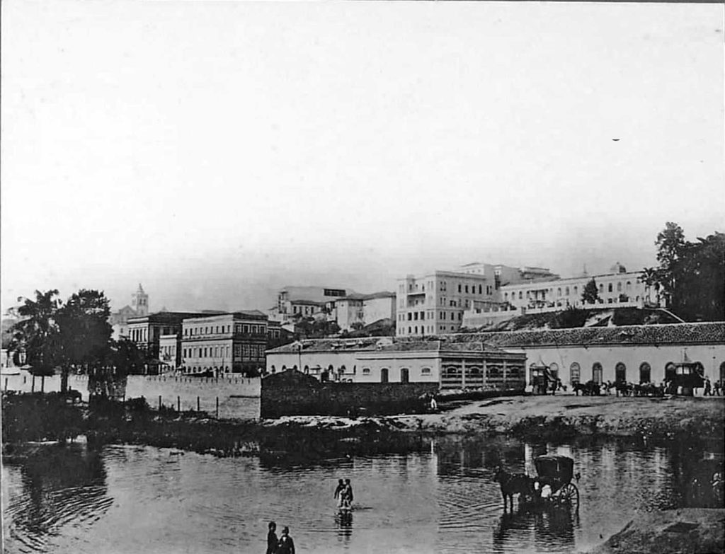 Rio Tamanduateí banha a rua 25 de março antes da retificação.