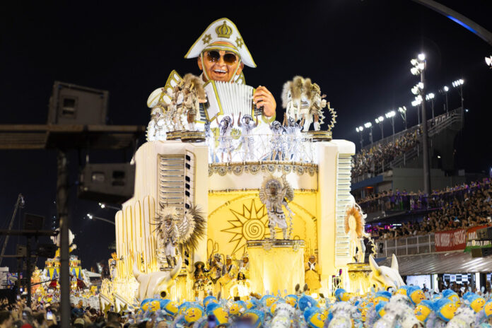 O carro alegórico Sanfona Branca que a Águia de Ouro trouxe para o desfile de 2025.