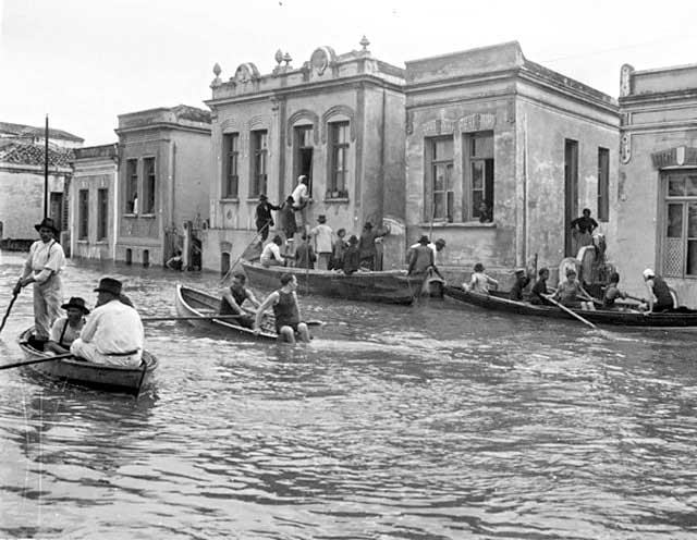 1929. A primeira grande enchente da capital alaga as ruas do entorno do rio Tietê.