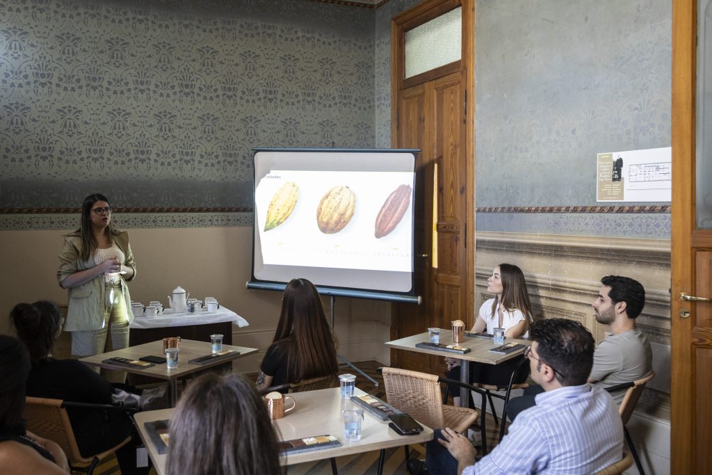 Palestra de Priscilla França sobre chocolate.