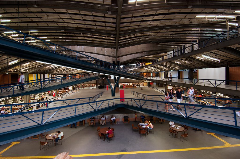 Vista da área interna da Biblioteca Sérgio Milliet.