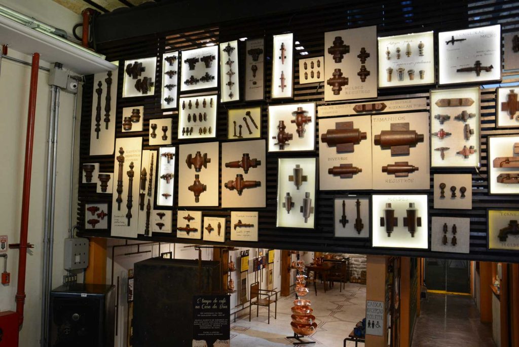 Mais uma vez o olhar da artista transforma moldes antigos e cobre "bruto" em um espaço de design e valorização da história.
