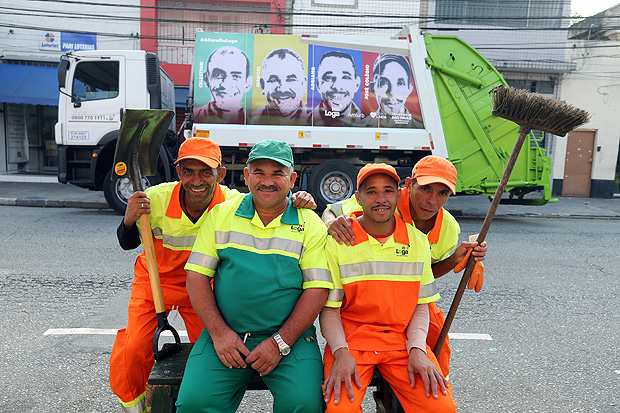 Garis representados no caminhão de coleta, em uma ação da prefeitura para valorizar esses trabalhadores.