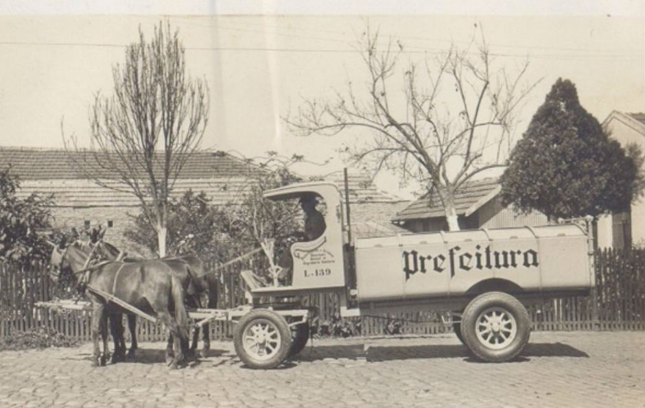 Veículo coletor movido a cavalos, no bairro da Ponte Pequena. Anos 1930.