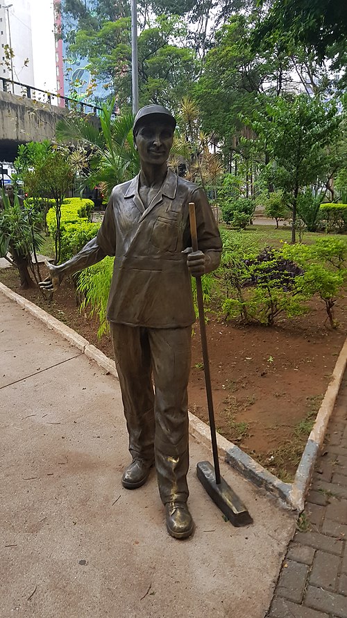 Estátua em homenagem ao Gari, na praça Marechal Deodoro.