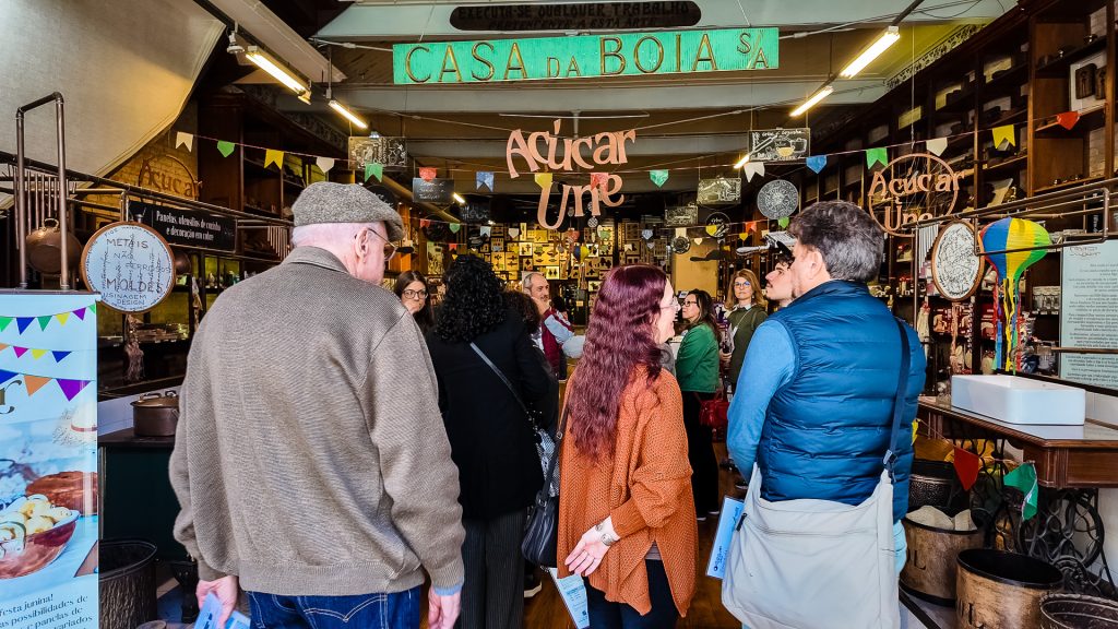 Grupo de visitantes conhecem as histórias da Casa da Boia durante uma visita guiada.
