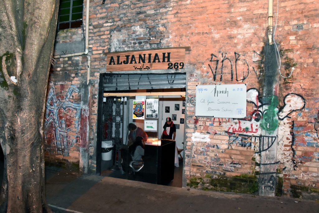 E o restaurante e espaço cultural Al Janiah montado por refugiados palestinos no Bexiga.