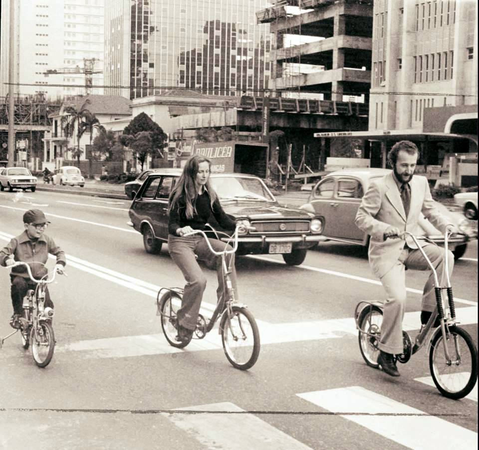 Uma imagem impensada ataualmente. Família passeando de bicicleta em plena Av. Paulista, em 1973.
