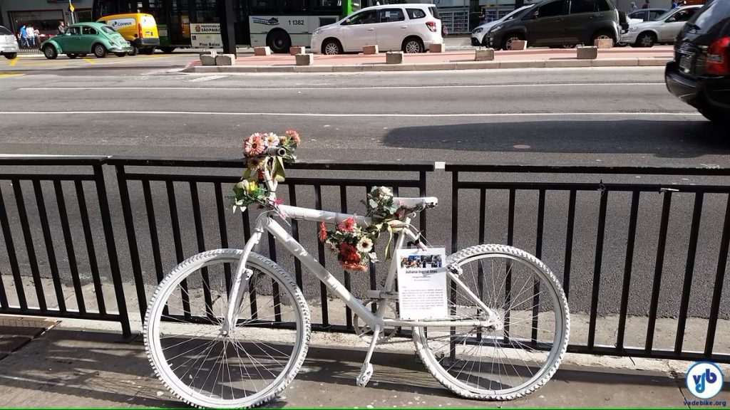 Uma "ghostbike". Bicicleta pintada de branco sinaliza o local onde uma ciclista foi atropelada e morta. Uma forma de chamar a atenção da sociedade para a questão do respeito à vida do ciclista.