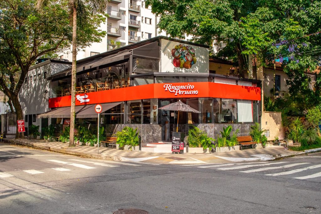 Exemplos de novo empreendedorismo de imigrantes na cidade. A rede de restaurantes Riconcito Peruano...