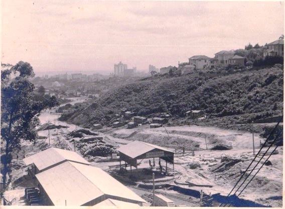 Início da construção da Av. Nove de Julho. Ao fundo vê-se o Ed. Martinelli.