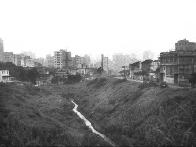 Rio Itororó, sobre o qual foi construída a Av. vinte e três de maio.