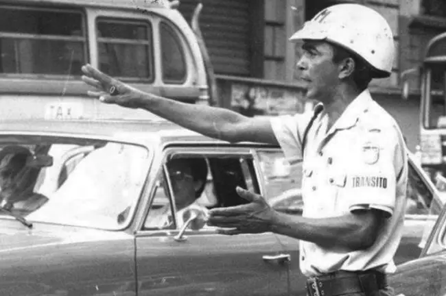 O performático "Guarda Luizinho", no centro de SP, na década de 1970.
