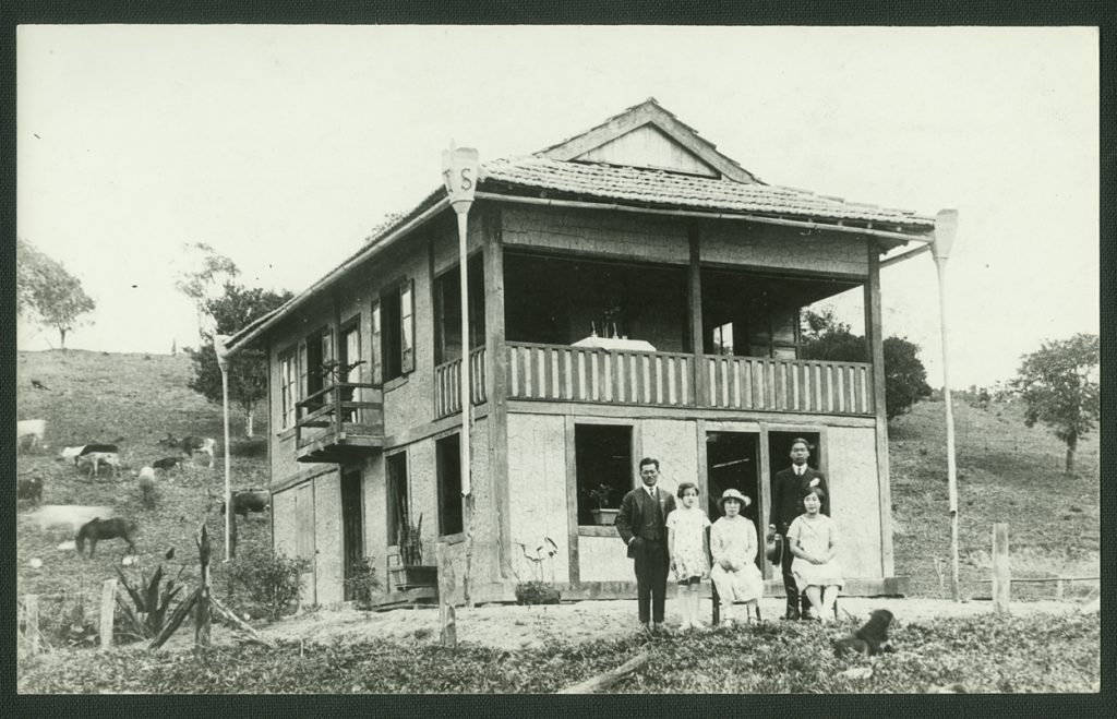 Família de imigrantes japoneses na cidade de Bastos, interior de SP, na década de 30.