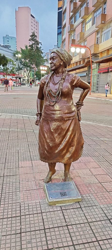 Estátua de Madrinha Eunice, fundadora da Escola de Samba Lavapés, a primeira da capital paulista, que ficava na Liberdade.