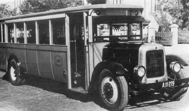 Em 1938 já circulavam ônibus onte os bondes não conseguiam chegar.