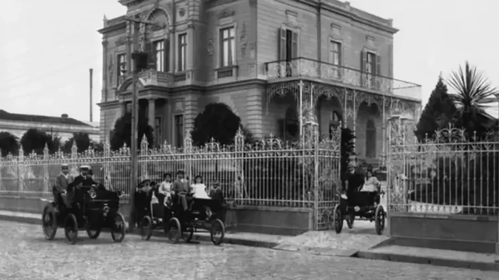 A família Dumont trouxe para São Paulo o primeiro automóvel da cidade.