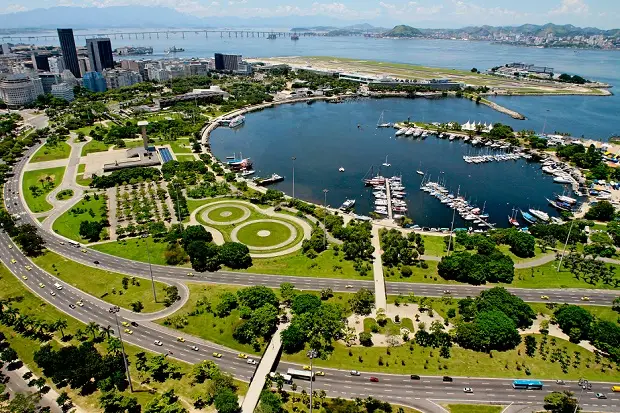 Aterro do Flamengo, que tem o paisagismo desenvolvido por Burle Marx.