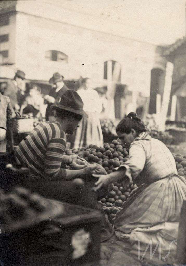 Comerciante vende alimentos nas proximidades da Rua 25 de Março, 1909.