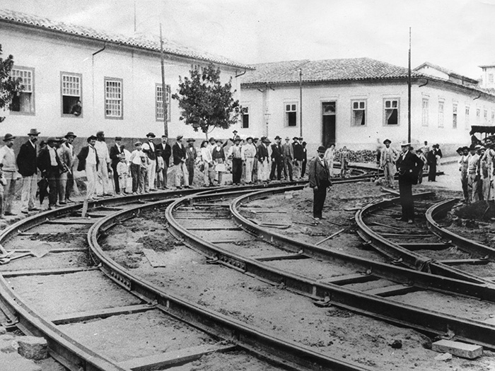 O sistema de bondes exigia grande investimento em infra-estrutura, diferente dos trólebus.