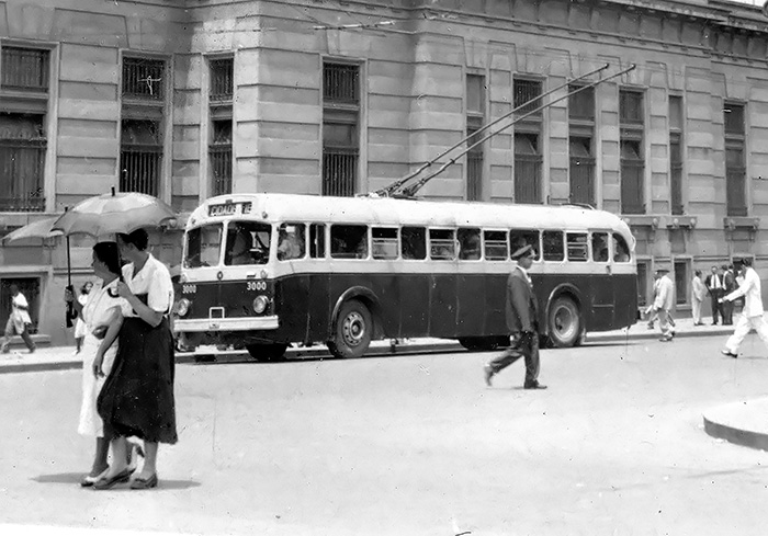 Fusão dos dois sistemas, o trólebus foi inaugurado em 1949. Na foto o primeiro a circular no Brasil.