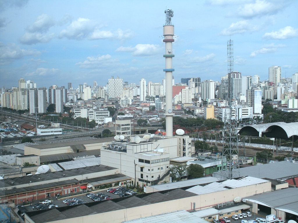 Depois de passar pelo centro da cidade e pela zona sul, a Record construiu seus estúdios no complexo da Barra Funda.