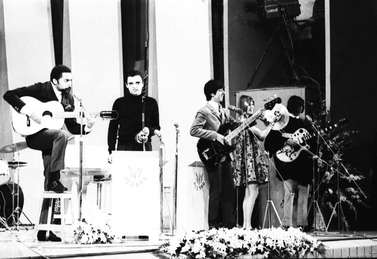 Gilberto Gil e os Mutantes causam polêmica ao introduzir a guitarra elétrica em 1967.