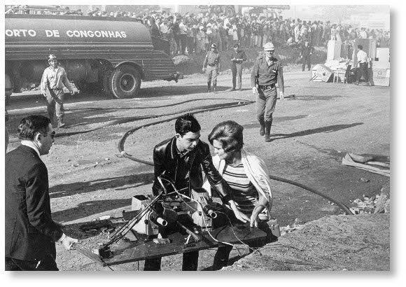Hebe Camargo ajudando a retirar equipamentos durante o incêncio de 1966.