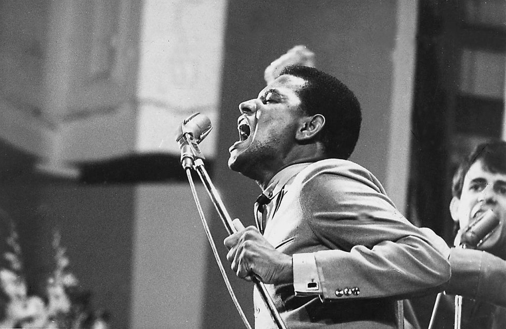 Jair Rodrigues defende a música "Disparada" no Teatro Record, em 1966.