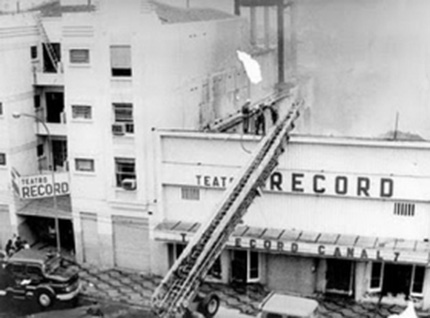 em 1969 o Teatro Record pega fogo pela segunda vez, obrigando a empresa a mudar o teatro para a rua Augusta.