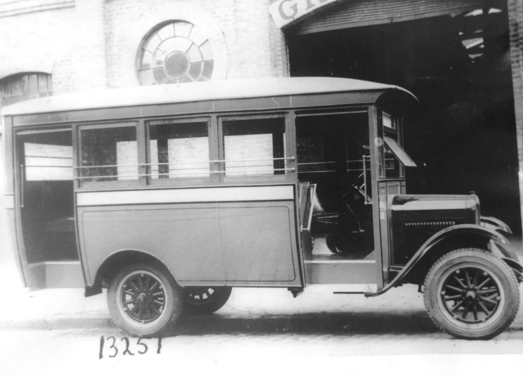 Os ônibus já conviviam com os bondes, desde 1911.
