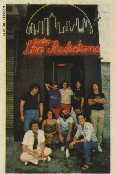 A equipe do Lira Paulistana: em pé, Wilson Souto Junior (Gordo), Riba de Castro, Plínio Chaves, Edu Schiavone e Fernando Rozo Perez. Sentados: Fernando Alexandre, Márcia, Chico Pardal e Tiago Araripe. Acervo de Wilson Souto.