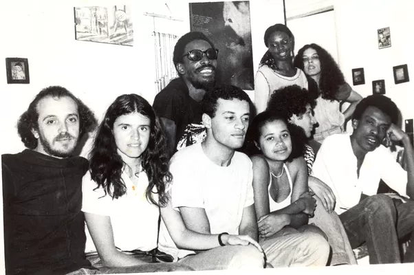 Itamar Asunção (ao centro, em cima) e a banda Isca de Polícia.
