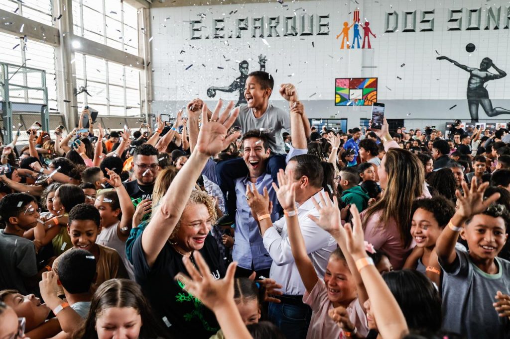 Professores e alunos da Escola Estadual Parque dos Sonhos, a melhor do mundo, na categoria "superação de adversidades".