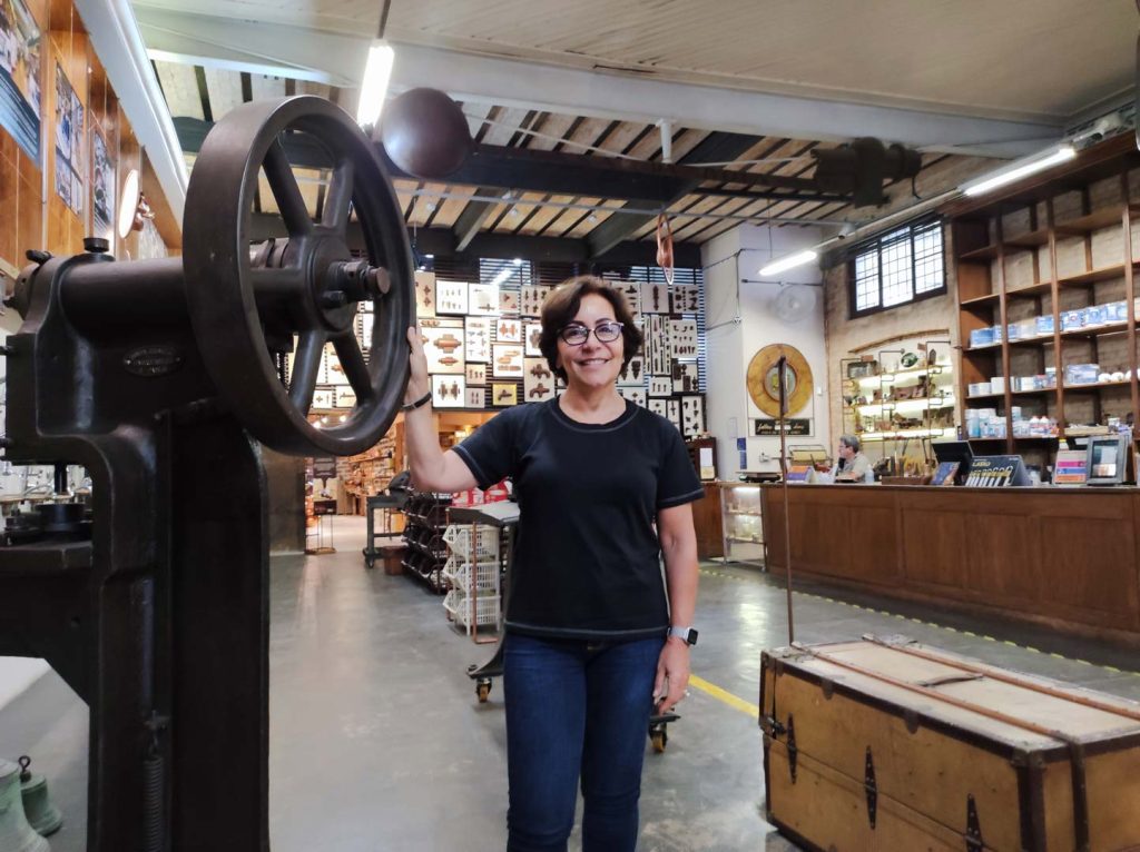 Adriana Rizkallah idealizou o conceito da Árvore de Natal e desenvolve os enfeites com papel machê e retalhos de metais.