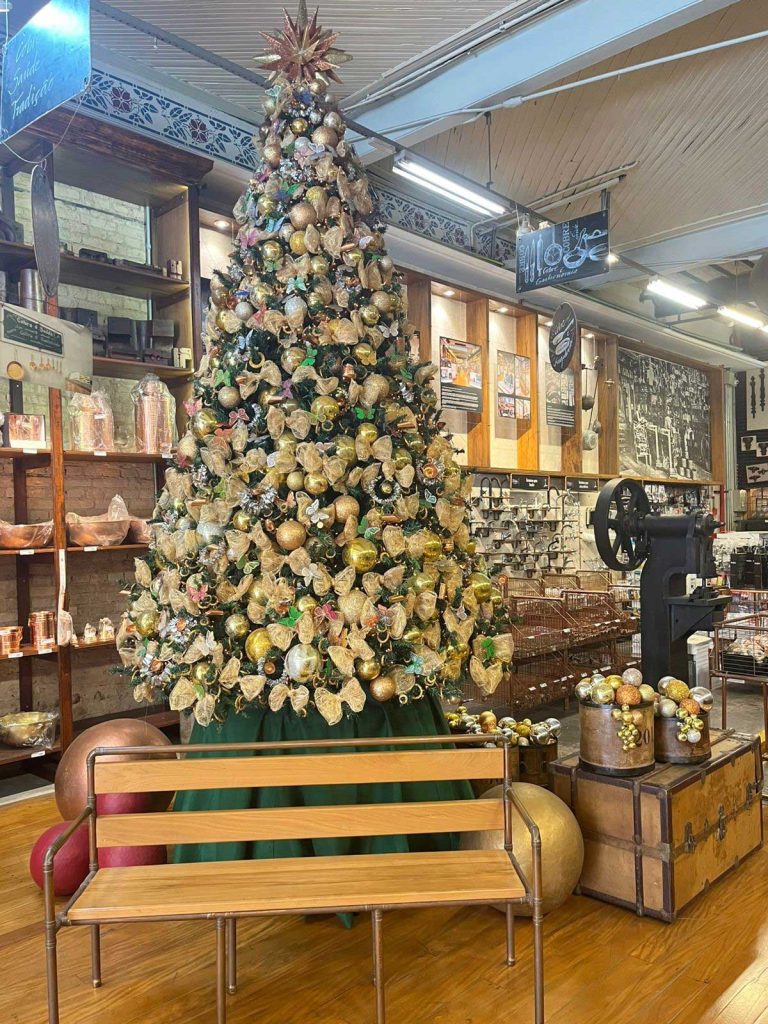A Árvore de Natal da Casa da Boia pode ser visitada de segunda a sexta-feira, das 8h às 17h30 em nossa loja, que fica na Rua Florêncio de Abreu, 123, centro, São Paulo. Bem próximo à estação São Bento do Metrô, até o dia 18 de dezembro.