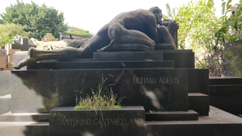 Cemitério São Paulo é também espaço de muitas obras escultóricas, como "O último adeus", de Alfredo Oliani.