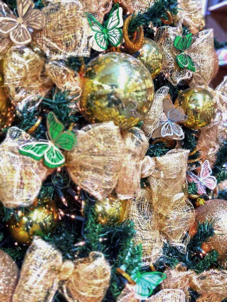 A borboleta, símbolo da transformação, permeia não só a decoração da árvore deste ano, mas toda uma proposta de ações para 2026.