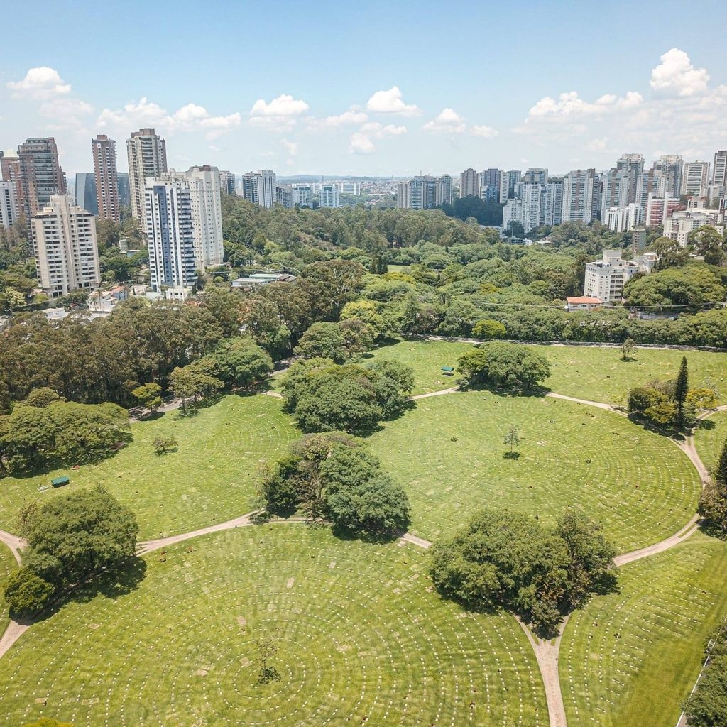 Em 1968 o Cemitério do Morumbi, particular. traz para o Brasil o conceito de "cemitéro-parque".