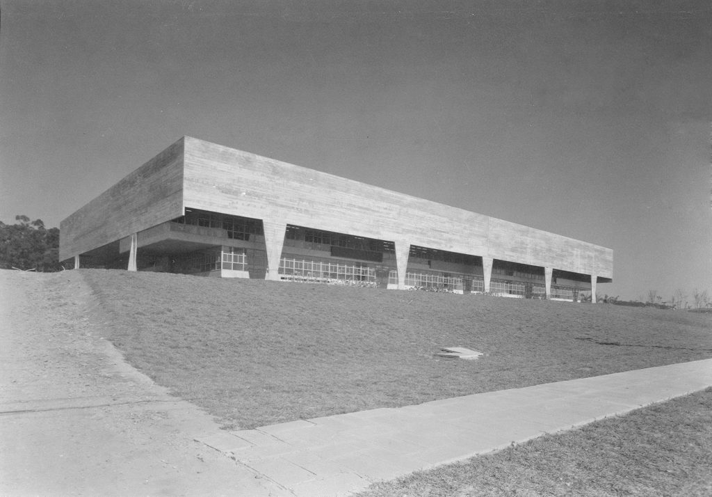 O edifício da FAU teve construção da construtora ANR - Alfredo Nagib Rizkallah, descendente do fundador da Casa da Boia.