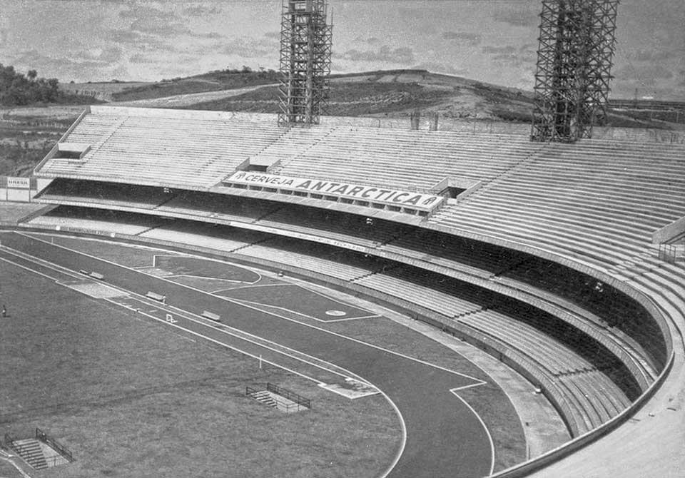 O estilo brutalista do estádio do Morumbi, aqui, em 1929, em construção.