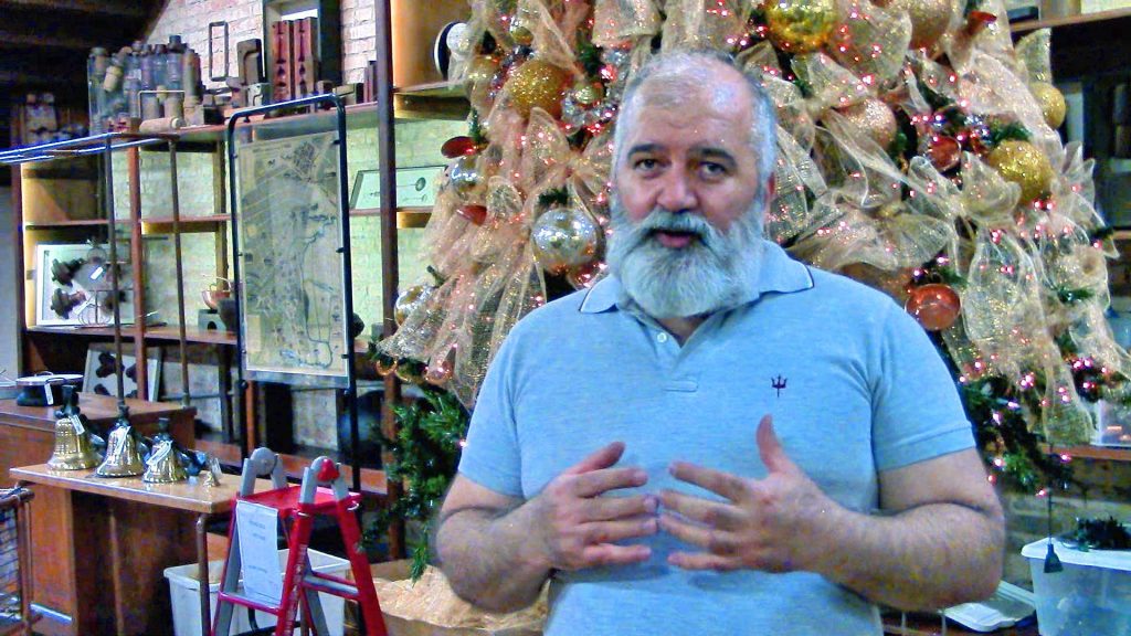 Orestes Galleriano, responsável pela montagem da Árvore de Natal da Casa da Boia.