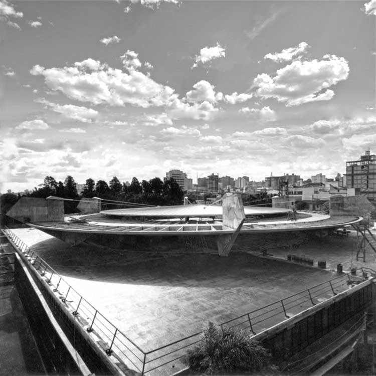 Outro projeto brutalista da capital é a sede do Cluba Atlético Paulistano.