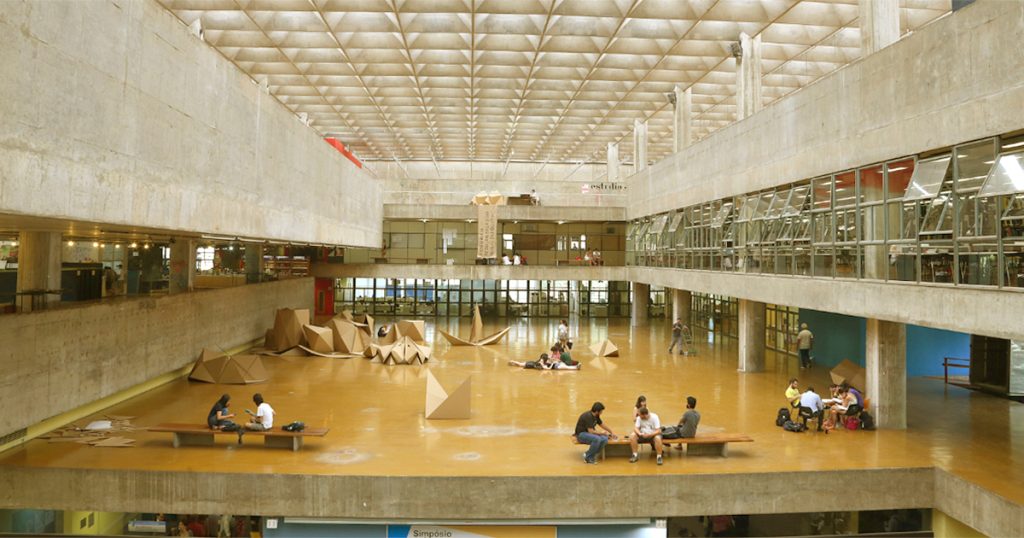 Vão livre no interior do edifício da FAU. Simplicidade proporcionando interação.