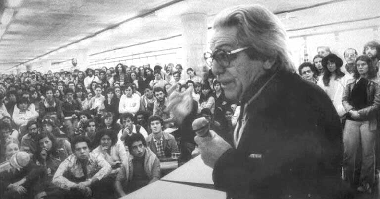 Vilanova Artigas em evento no interior do edifício da FAU, que aliás, leva o seu nome.