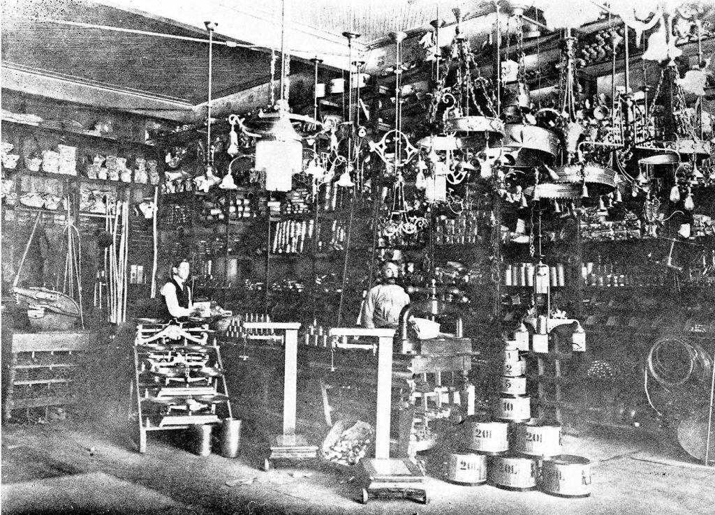 Detalhe do salão de vendas da Casa da Boia nos anos 1920 mostra a variedade de produtos que a empresa comercializava, acompanhando as demandas de uma cidade que crescia vertiginosamente.