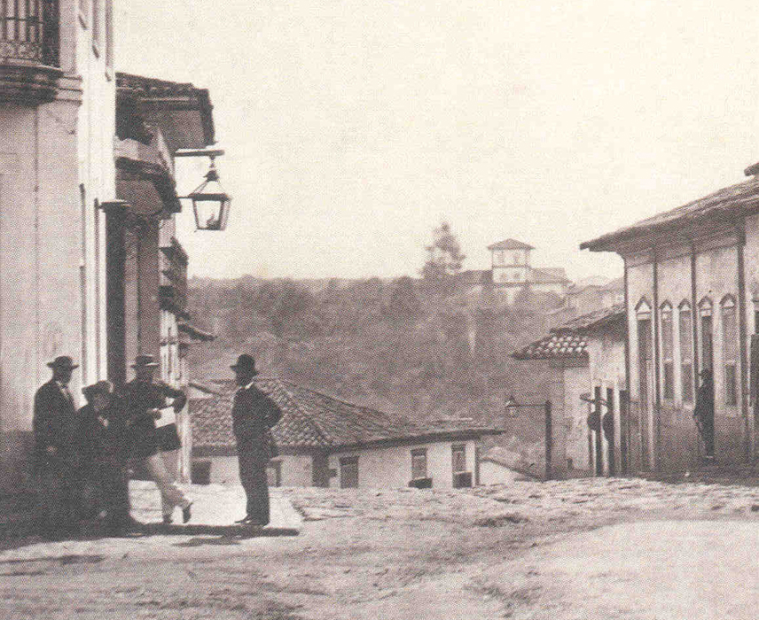 Detalhe de foto de Militão Augusto de Azevedo de 1862 mostra o sistema de iluminação à óleo (na edificação em primeiro plano e na rua, mais abaixo).