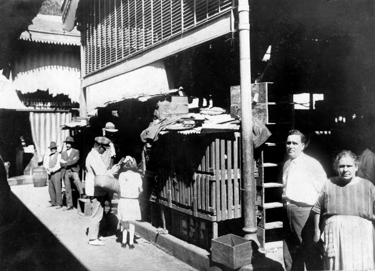 Espaço de um vendedor de aves no Mercado 25 de Março".