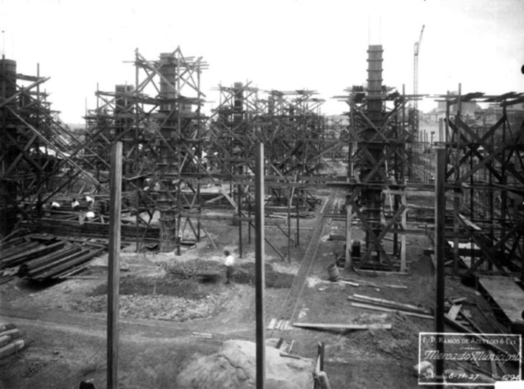 Fundações e as colunas estruturais do novo mercado da cidade.